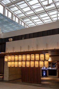 Tokyo, Japonya- 19 Mayıs 2024: Haneda Havaalanı, Japonya 'daki Edo Pazarı. Dükkanlar, terminalin içindeki Edo döneminden kalma turistlere mal satıyor..