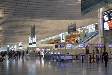 Tokyo, Japonya- 19 Mayıs 2024 Haneda havaalanı, Japonya. Haneda Havalimanı yerli ve uluslararası yolculara hizmet veren üç terminalden oluşur.