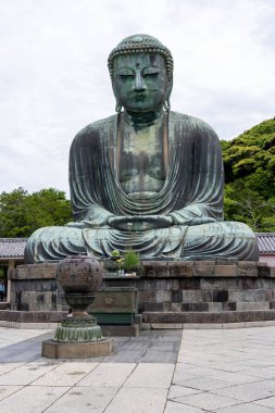 Kamakura, Japonya- 14 Mayıs 2024: Kamakura, Japonya 'daki Kamakura tapınağındaki Kamakura Daibutsu heykeli