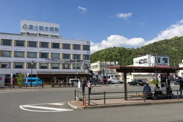 Kawaguchiko, Japonya-16 Mayıs 2024: Japonya 'daki Kawaguchiko sokak manzarası. Muhteşem Fuji Dağı 'nı görmek için en popüler yerdir..