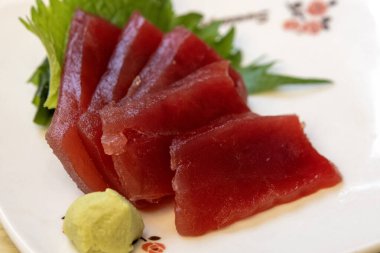 Ton balığı sashimi, çiğ ton balığı. Ton balığı Japon yemeğindeki en ünlü çiğ balıktır..  