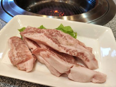 Yakiniku için çiğ domuz eti. (ızgara bbq)