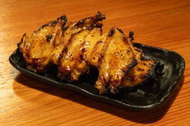 Japon yemeği, Tavuk kanadı Yakitori tabakta