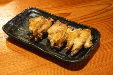 Japon yemeği, Tavuk kanadı Yakitori tabakta