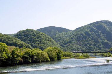 Japonya, Okayama 'daki Asahi Nehri' nin güzel yeşil manzarası..