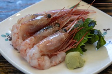 Tabakta taze Ebi Sashimi (Botan karidesi), Japon yemeği