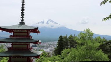 Shimoyoshida, Japonya - 15 Mayıs 2024: Japonya 'daki Arakurayama Sengen Parkı' nda Chureito Pagoda ile Fuji Dağı 'nın manzarası