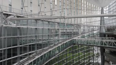 Tokyo, Japonya - 13 Mayıs 2024: Japonya 'daki Tokyo Uluslararası Forum' un halka açık salonu. Modern mimarinin harika bir örneği..