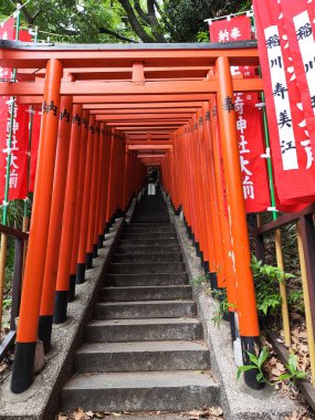 Tokyo, Japonya - 12 Mayıs 2024 Hie Shrine, Tokyo 'da etkileyici bir kırmızı torii kapısı tüneli. Tokyo 'daki Hie-jinja Tapınağı geleneksel Japon Shinto dininin tapınağıdır.