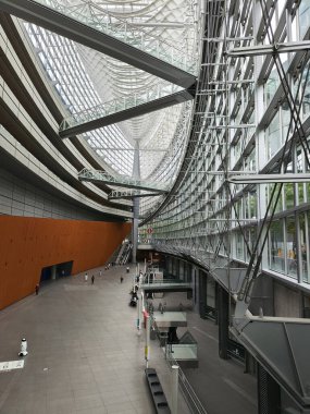 Tokyo, Japonya - 13 Mayıs 2024: Japonya 'daki Tokyo Uluslararası Forum' un halka açık salonu. Modern mimarinin harika bir örneği..