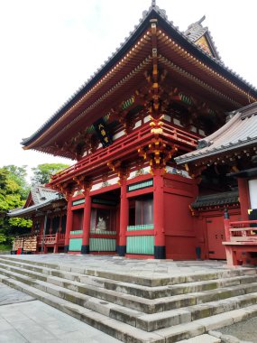 Kamakura, Japonya - 14 Mayıs 2024: Japonya, Kamakura 'daki Tsurugaoka Hachimangu Tapınağı manzarası. Bu güzel tapınak 800 yıldan fazladır var.