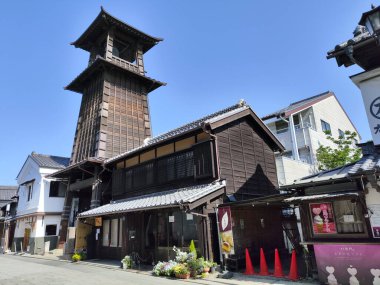 Kawagoe, Japonya- 17 Mayıs 2024: Japonya 'nın Saitama ilindeki Kawagoe şehri. Time 's Bell adında çan kulesi olan küçük bir caddenin manzarası.