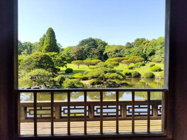 Tokyo, Japonya - 17 Mayıs 2024: Tokyo 'daki Shinjuku Gyoen Ulusal Bahçesi' nden Kyu Goryo Tei veya Tayvan Pavyonu. Bina Tayvan 'daki Japonlardan bir hediyeydi.