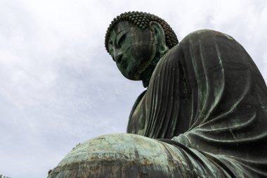 Kamakura, Japonya- 14 Mayıs 2024: Kamakura, Japonya 'daki Kamakura tapınağındaki Kamakura Daibutsu heykeli