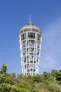 Enoshima, Japonya- 14 Mayıs 2024: Enoshima deniz mumu, Enoshimo Adası, Japonya 'da mavi gökyüzü. Bu bir gözlem kulesi ve deniz feneri.