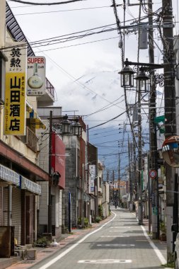 Shimoyoshida, Japonya - 15 Mayıs 2024: Shimoyoshida, Japonya 'daki Nishi Ura Doori Caddesi' nden Fuji Dağı 'na doğru bakın. Şehir ve Mt. Dağın çarpıcı derecede fotojenik bir manzarası var. Fuji
