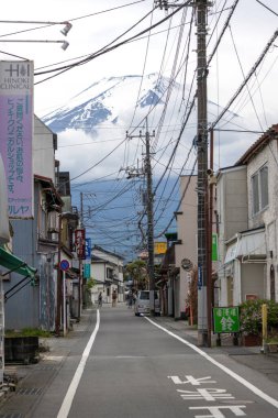 Shimoyoshida, Japonya - 15 Mayıs 2024: Shimoyoshida, Japonya 'daki Nishi Ura Doori Caddesi' nden Fuji Dağı 'na doğru bakın. Şehir ve Mt. Dağın çarpıcı derecede fotojenik bir manzarası var. Fuji