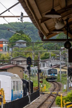 Shimoyoshida, Japonya - 15 Mayıs 2024: Fujikyu treni Japonya 'daki Shimoyoshida İstasyonu' na yaklaşıyor.
