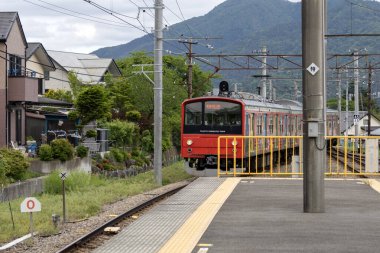 Shimoyoshida, Japonya - 15 Mayıs 2024: Fujikyu treni Japonya 'daki Shimoyoshida İstasyonu' na yaklaşıyor.