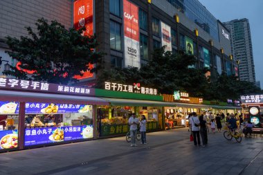 Guangzhou, Çin - 7 Haziran 2024: Guangzhou 'da Pekin caddesinde yürüyen insanlar. Bu sokakta tanınmış markalardan geleneksel kıyafetlere kadar her şey var.