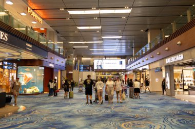 Singapur - 5 Haziran 2024: Singapur Changi Havaalanı vergisiz alışveriş alanı. Changi Havalimanı Asya 'daki en büyük havaalanlarından biridir..