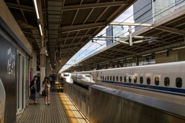 Nagoya, Japonya - 9 Mayıs 2024: İnsanların istasyonda beklediği Nagoya İstasyonu 'na gelen Shinkansen treni