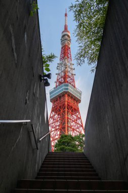 Tokyo, Japonya - 11 Mayıs 2024: Shiba Park civarından Tokyo Kulesi manzarası. Japonya. Bu bir iletişim ve gözlem kulesi.