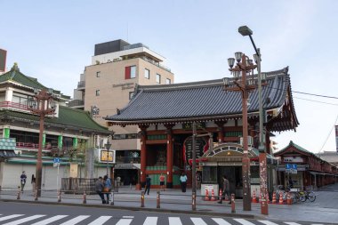 Tokyo, Japonya-11 Mayıs 2024: Sabah güzel Kaminarimon Sensoji Tapınağı kapısı veya Asakusa Japonya 'daki Sensoji türbesi