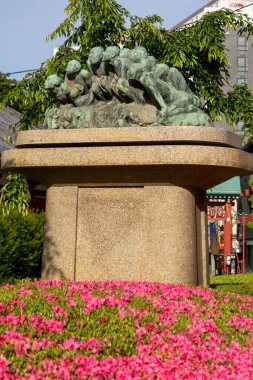 Tokyo, Japonya - 11 Mayıs 2024 Sensoji, Tokyo 'da bulunan Bulutlar olarak adlandırılan heykel. Fumio Asakura 'nın bir başyapıtı.