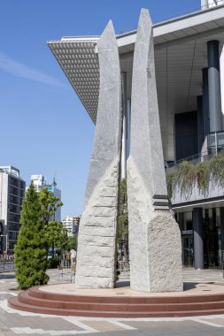 Tokyo, Japonya-11 Mayıs 2024: Tokyo Skytree 'nin altındaki ticari tesis olan Tokyo Solamachi' de soyut heykel.