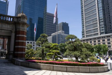 Tokyo, Japonya - 11 Mayıs 2024 Tokyo İstasyonu şehir manzaralı güzel bir bina, burası Tokyo, Japonya 'daki en eski ve en güzel tren istasyonu.