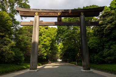 Tokyo, Japonya - 12 Mayıs 2024: Tokyo, Japonya 'daki Meiji Jingu Tapınağı' nın girişinde duran Torii Kapısı. İmparator Meiji ve eşinin tanrılaştırılmış ruhlarına adanmıştır.,