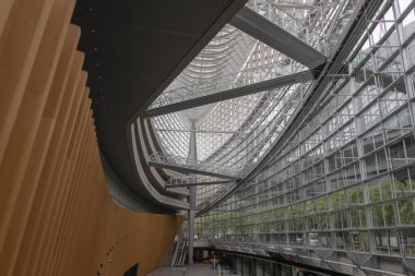 Tokyo, Japonya - 13 Mayıs 2024: Japonya 'daki Tokyo Uluslararası Forum' un halka açık salonu. Modern mimarinin harika bir örneği..