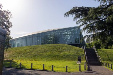 Tokyo, Japonya - 17 Mayıs 2024: Tokyo 'daki Shinjuku Gyoen Ulusal Bahçesi içindeki sera. 2012 'de yeniden inşa edildi. Çevre koruma serası haline geldi.