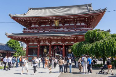 Tokyo, Japonya - 18 Mayıs 2024: Tokyo 'daki Sensoji tapınağını ziyaret eden kimliği belirsiz kişiler. Sensoji tapınağı Asakusa 'nın en ünlü yeridir..