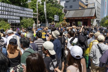 Tokyo, Japonya - 18 Mayıs 2024: Tokyo 'daki Sensoji tapınağını ziyaret eden kimliği belirsiz kişiler. Sensoji tapınağı Asakusa 'nın en ünlü yeridir..