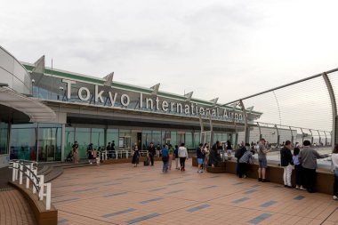 Tokyo, Japonya - 19 Mayıs 2024: İnsanlar Haneda Havaalanı gözlem güvertesinden manzaranın tadını çıkarıyorlar. Uçağın kalkışını ve inişini görmek için iyi bir yer..