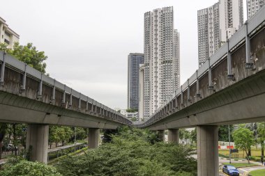 Singapur - 7 Mayıs 2024: Her iki taraftaki dairelerin kuşattığı Singapur MRT izlerini gözlemleyin