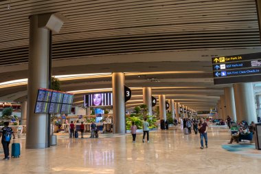 Singapur - 24 Mayıs 2024: Singapur Changi Havaalanı 'ndaki Terminal 2' nin iç görünümü. Changi Havaalanı Singapur 'a hizmet veren büyük bir sivil havaalanıdır..