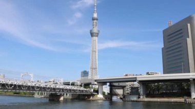 Tokyo, Japonya - 18 Mayıs 2024: Tokyo 'daki Sumida Nehri' nden Tokyo Skytree 'nin görüntüsü. 2010 yılında Japonya 'nın en yüksek kulesi oldu ve 634 metre yüksekliğe ulaştı.