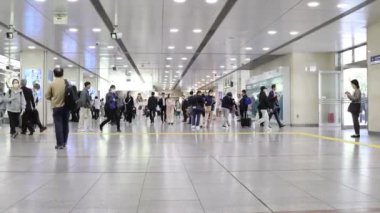 Proje 1Nagoya, Japonya- 9 Mayıs 2024: Japonya 'daki Nagoya JR istasyonunda kalabalık. Japonya demiryolu ağının yaklaşık% 70 'i Japonya Demiryolları tarafından işletilmektedir (JR)