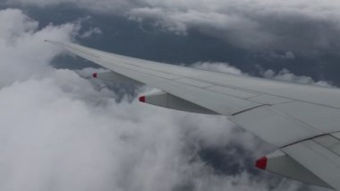 Hava düzlemi penceresinden bulutlara bak