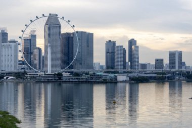 Singapur-29 Haziran 2024: Singapur Feribot Tekerlekli Skyline