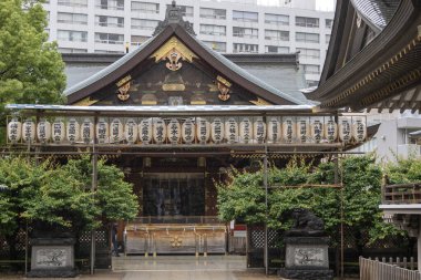 Tokyo, Japonya - 13 Mayıs 2024: Yushima Tenmangu, Japonya 'da Yushima Tenjin olarak da bilinir. Tapınak, Shinto öğrenme tanrısı Tenjin 'e adanmıştır.