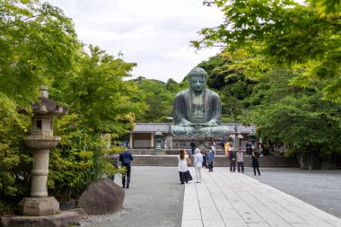Kamakura, Japonya - 14 Mayıs 2024: Büyük Amida Buda ve Kamakura 'daki turist manzarası. Kamakura Daibutsu, Kanagawa Bölgesi 'ndeki Kotoku-in tapınağının ünlü simgesidir..
