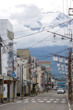 Shimoyoshida, Japonya - 15 Mayıs 2024: Shimoyoshida Honcho Caddesi 'nden Fuji Dağı' na doğru bakın. Bu yol Fuji Dağı 'nı ve şehri birbirine bağlar.