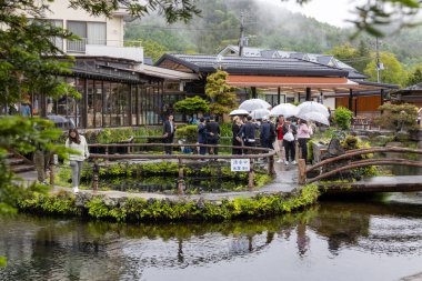 Kawaguchiko, Japonya - 16 Mayıs 2024: Fuji Beş Göl bölgesinde Kawaguchiko Gölü ile Yamanakako Gölü arasında yer alan küçük bir köy olan Oshino Hakkai 'yi ziyaret edenler.
