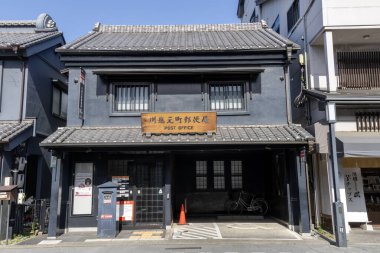 Kawagoe, Japonya- 17 Mayıs 2024: Japonya 'da yürüyen cadde. Kawagoe 'nin en önemli yeri Küçük Edo olarak da bilinen iyi korunmuş Koedo bölgesidir.