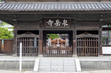 Tokyo, Japonya - 19 Mayıs 2024: Tokyo, Japonya 'daki Sengakuji Tapınağı. 47 Samuray 'ın son dinlenme yeridir (47 Ronin).