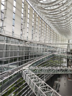 Tokyo, Japonya - 13 Mayıs 2024: Japonya 'daki Tokyo Uluslararası Forum' un halka açık salonu. Modern mimarinin harika bir örneği..